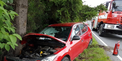 AKTUÁLNĚ: Auto skončilo v příkopu, při události došlo ke zranění řidičky