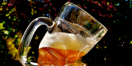 Opilý cyklista havaroval, zachránila ho přilba