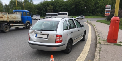 Dopravu na okružní křižovatce v těchto chvílích komplikuje dopravní nehoda