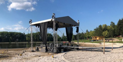 Rammsteini už duní Novákem. Zítra spolu se Špejbl’s Helprs rozvíří písečnou bouři na pláži