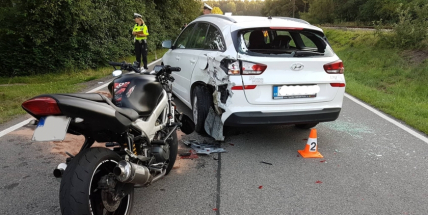 Nehoda motorkáře s osobním autem právě zaměstnává hlavní složky IZS, při střetu došlo ke zranění