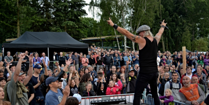 Stovky fanoušků si užily pořádnou porci skvělé muziky i ohňovou show