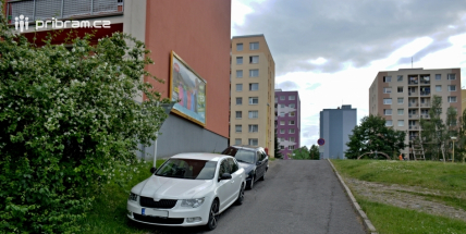 Na užívání nového parkoviště u Březohorského hřbitova si obyvatelé Drkolnova teprve zvykají