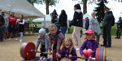 Slunce svítí a Family Fest jede dál. Pódium právě ovládal Jan Onder a Roman Vaněk vařil hráškovou polévku pro všechny