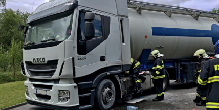Právě teď: Několik hasičských jednotek zasahuje při požáru nákladního vozidla u čerpací stanice
