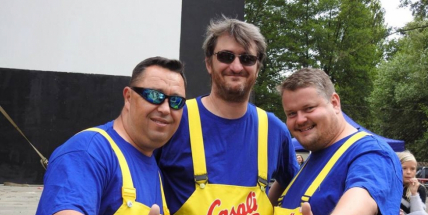 S Maxim Turbulenc se otřásal letňák, teenageři obdivovali Datla s Fallenkou, barman Václav rozdával míchané drinky a na pódiu pod hrází se předvedli pořádní chlapi s pilou v ruce