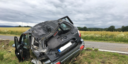 Právě teď: Hyundai vyletěl z komunikace a zastavil až o strom, dvě dospělé osoby a jedno dítě transportuje ZZS do nemocnice