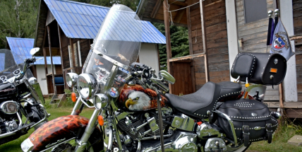 Za vůní benzínu, kůže, leskem chromu a duněním motoru se skrývá magická 90