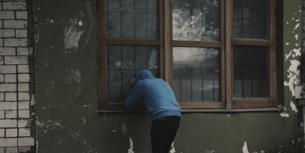 Sotva se trochu ochladilo, už zajišťoval neznámý loupežník zásoby na zimu