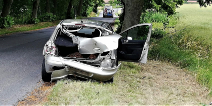 Právě teď: Vlak na přejezdu zdemoloval osobní auto