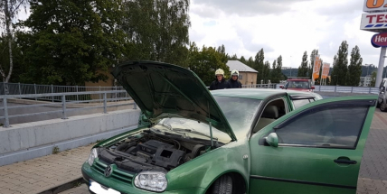 V těchto chvílích řeší profesionální hasiči požár Volkswagenu na parkovišti obchodního centra