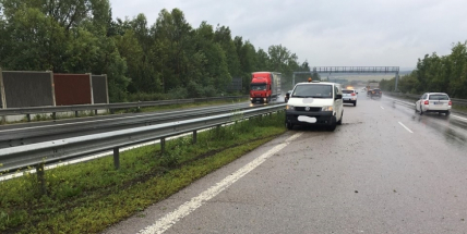 Pozor na dálnici D4 u Dobříše ve směru na Příbram, v levém pruhu stojí havarované vozidlo