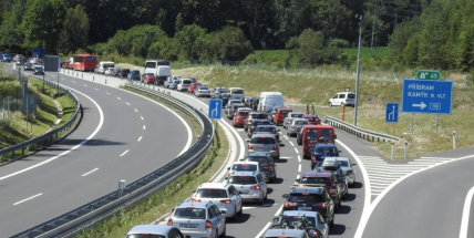 Aktuálně: Začátek prázdnin komplikuje dopravu, řidiči se musejí obrnit trpělivostí