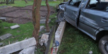 O víkendu na Příbramsku bourali opilci. Jeden skončil s autem v příkopě a druhý se zastavil o plot domu.