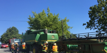 Na hlavní komunikaci na Strakonice se vytvořily kolony v obou směrech, dopravu zablokoval únik oleje z kombajnu