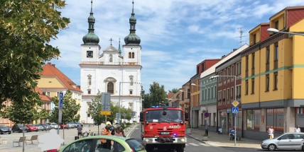 V Březnici došlo ke střetu motorkáře s autem