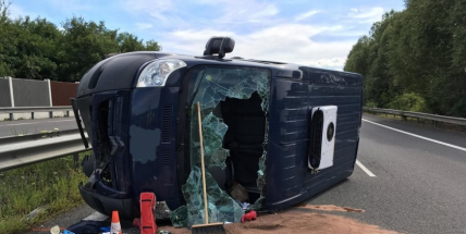 Na D4 se převrátila dodávka, dálnice je u Dobříše směr Příbram zcela uzavřena