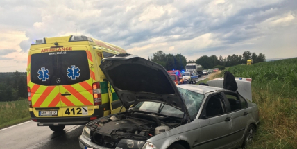 BMW skončilo v příkopu, na místě jsou dva lehce zranění