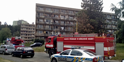 Aktuálně: Nahlášený požár výškové budovy povolal několik jednotek hasičů. Na místě se zjistilo, že se "jen" griluje na balkoně