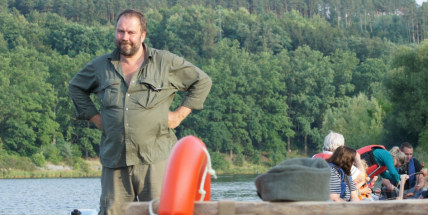 Natočit si pivo a opéct si špekáček při plavbě na voru? Sci-fi, říkáte si? Ne! V Kamýku běžná věc.