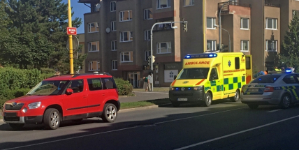 Právě teď: Došlo ke střetu auta s chodcem u přechodu, zdravotníci ošetřují zraněnou