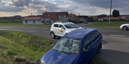 Fabie skončila v příkopu, na vině je pravděpodobně přílišná rychlost