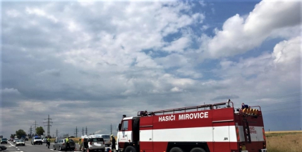 Hromadná kolize tří vozidel omezuje průjezd křižovatkou Lety