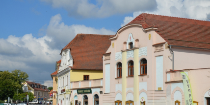 Noční hovory v tiché ulici rezonují, přibývá stížností na rušení nočního klidu