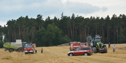 Současné sucho a polní práce přidělávají práci hasičům. Na Příbramsku během hodiny vyjeli dvakrát.
