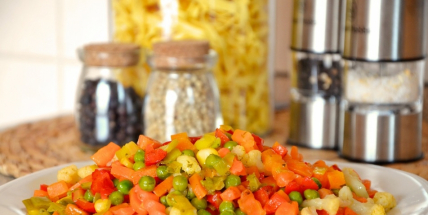 Dopřáváte si zeleninu? Mraženou důkladně tepelně upravujte, syrovou pořádně očistěte a omyjte!