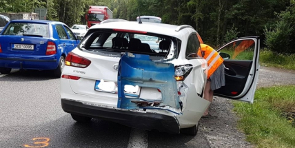 Strakonickou právě teď ochromuje v pátečním provozu dopravní nehoda