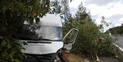 Právě teď: Dodávka na dálnici D4 vylétla mimo komunikaci