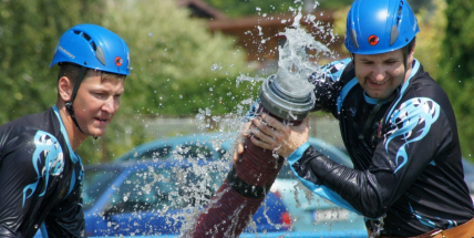 Přijít fandit na hasičskou soutěž se opravdu vyplatí, důvod je prostý. Mezi hasiči se pohybuje i spousta vnadných hasiček