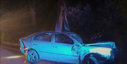 Video: Opilá žena vylétla se svým vozem mimo komunikaci. Hasiči povolali na pomoc při vyproštění jeřáb