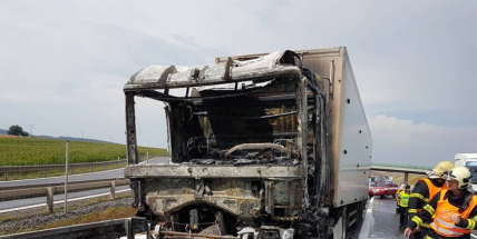 AKTUÁLNĚ: Požár kamionu zastavil provoz na D4
