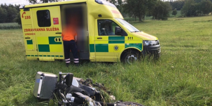 Aktuálně: Řidič motorky nezvládl průjezd zatáčkou a vylétl mimo komunikaci. Na místo míří záchranářský vrtulník