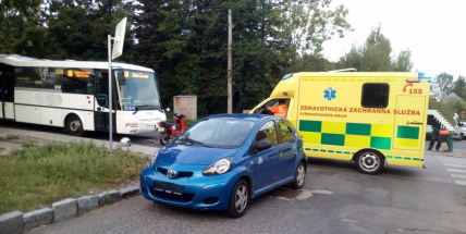 Nedání přednosti v jízdě je pravděpodobnou příčinou dopravní nehody v křižovatce, došlo ke zranění motocyklisty