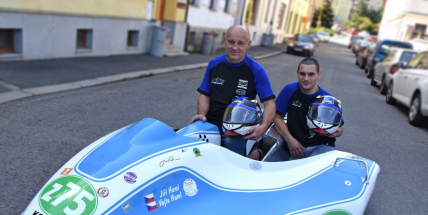 Modrá sajdka příbramských závodníků má pod kapotou 130 koní