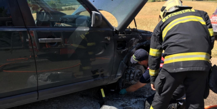 Právě teď: Požár vozidla zaměstnává dvě jednotky hasičů