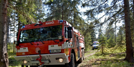 Kuřáci nebo opékání buřtíků?! Hasiči se včera potýkali se třemi požáry lesního porostu na Příbramsku