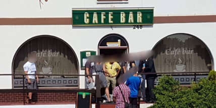 Café bar se stal na prvního máje místem tragédie, dnes byl pachatel znovu na místě činu