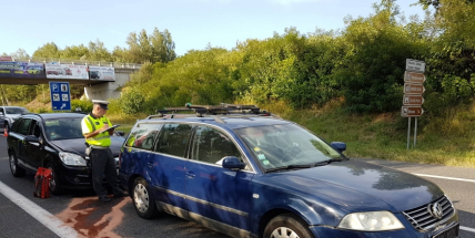 Aktuálně: Odpolední páteční provoz na Strakonické zkomplikovala nehoda 3 aut, u události zasahují hasiči a záchranná služba