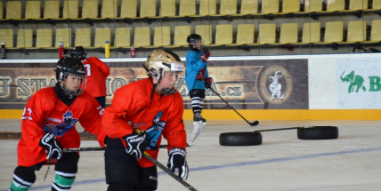 Pro malé hokejisty skončily prázdniny. Zimní stadion hostil první letošní kemp