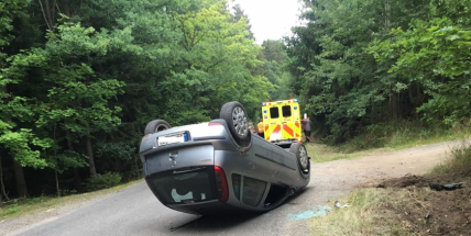 Aktuálně: Auto na střeše si vyžádalo pomoc záchranných složek