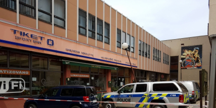 Právě teď: V prostoru ulice Čechovská u Tiket Sport Baru zasahuje větší množství příslušníků Policie ČR