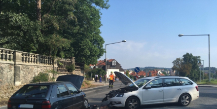 Právě teď: Provoz na jedné z hlavních komunikací v Dobříši komplikuje dopravní nehoda, na místě zasahují i hasiči