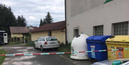 Počíhali si na bezdomovce a násilím ho obrali o důchod, jeden z nich již předtím požadoval po nezletilé osobě peníze