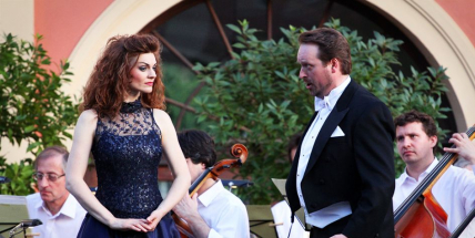 Na nádvoří zámku Dobříš zazněly slavné operní árie a duety