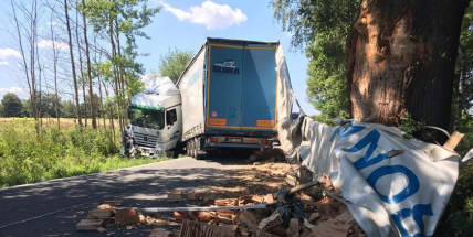 Aktuálně: Nákladní vůz převážející stavební materiál vytlačil dodávku do příkopu