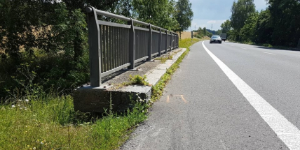 Řidič dne: Mladík bez řidičáku ujel při policejní kontrole, při honičce naboural a z auta ho museli dostat policisté násilím